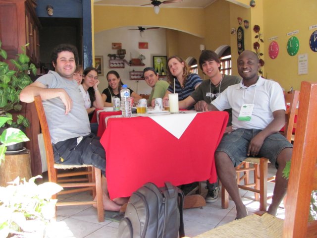 8 pessoas sentadas ao redor de uma mesa no Congresso Brasileiro de Ficologia, 2010, em Paraty – Rio de Janeiro.