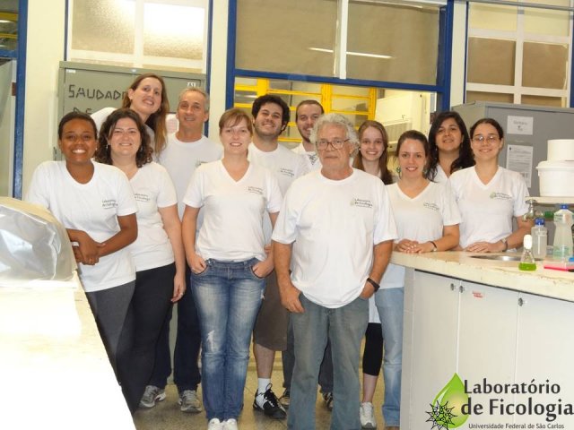12 pessoas da equipe do laboratório, em pé, dentro do laboratório. Foto tirada em 2013