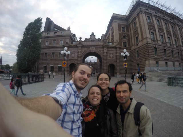 4 pessoas tirando uma selfie em frente a um prédio histórico em Uppsala - Suécia, 2015.