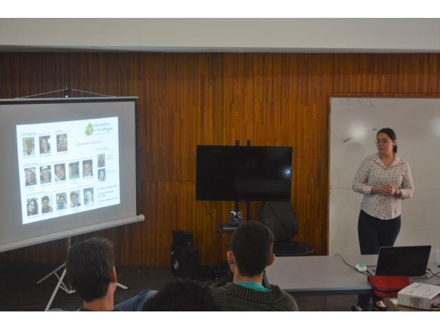 Professora Inessa, apresentando a equipe do laboratório, no MicroSudAqua, 2017, em Rocha – Uruguai.