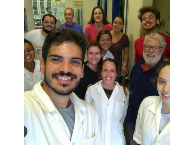 12 pessoas da equipe do laboratório, em pé, dentro do laboratório. Foto tirada em 2018.